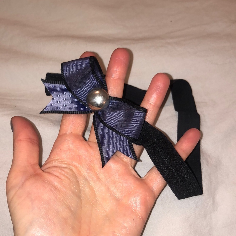 Elastic black headband with blue bow